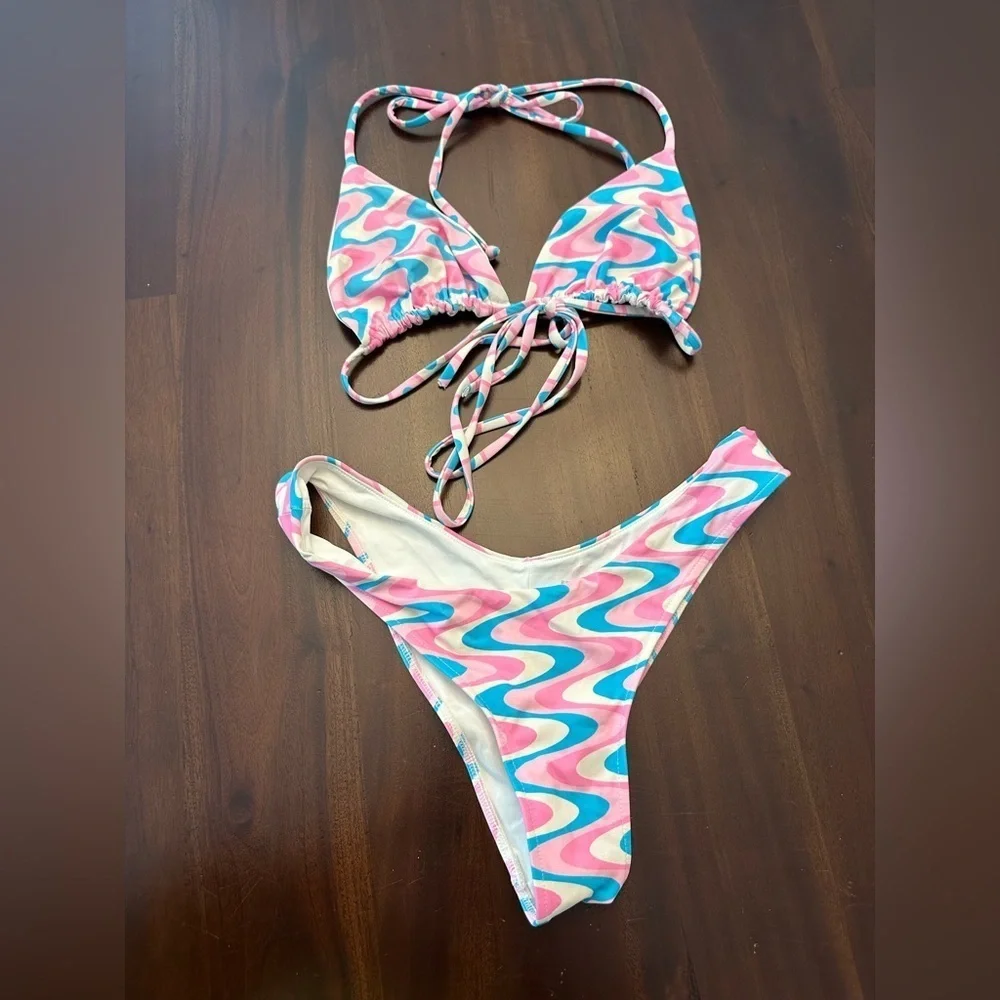 FRANKIES BIKINIS Tia Triangle String Bikini (624)